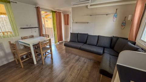 Pièce à vivre du mobil home occasion IRM Eleganzia 2020