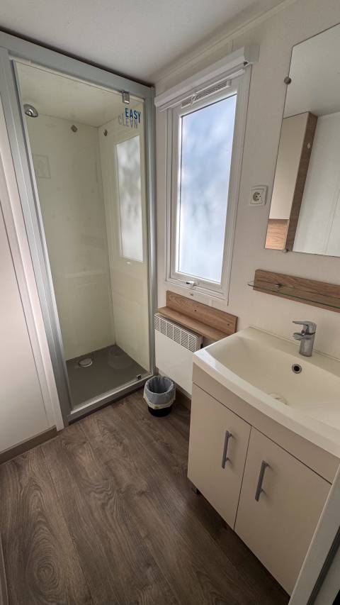 Salle d'eau du mobil home occasion IRM Eleganzia 2020