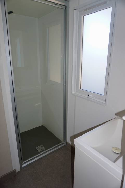 Salle d'eau du mobil home occasion IRM Super Titania 2019 3 chambres