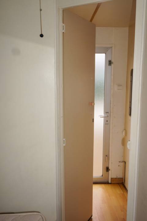 Vue de la chambre parentale vers la cuisine du mobil home occasion ABI LOCK 28 2 chambres