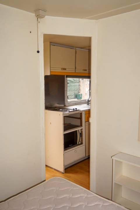 Vue de la chambre parentale vers la cuisine du mobil home occasion ABI LOCK 28 2 chambres