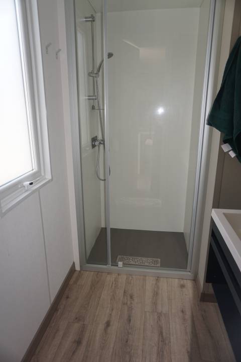 Salle du bain du mobil home occasion en camping 3 chambres O'HARA 884 2020