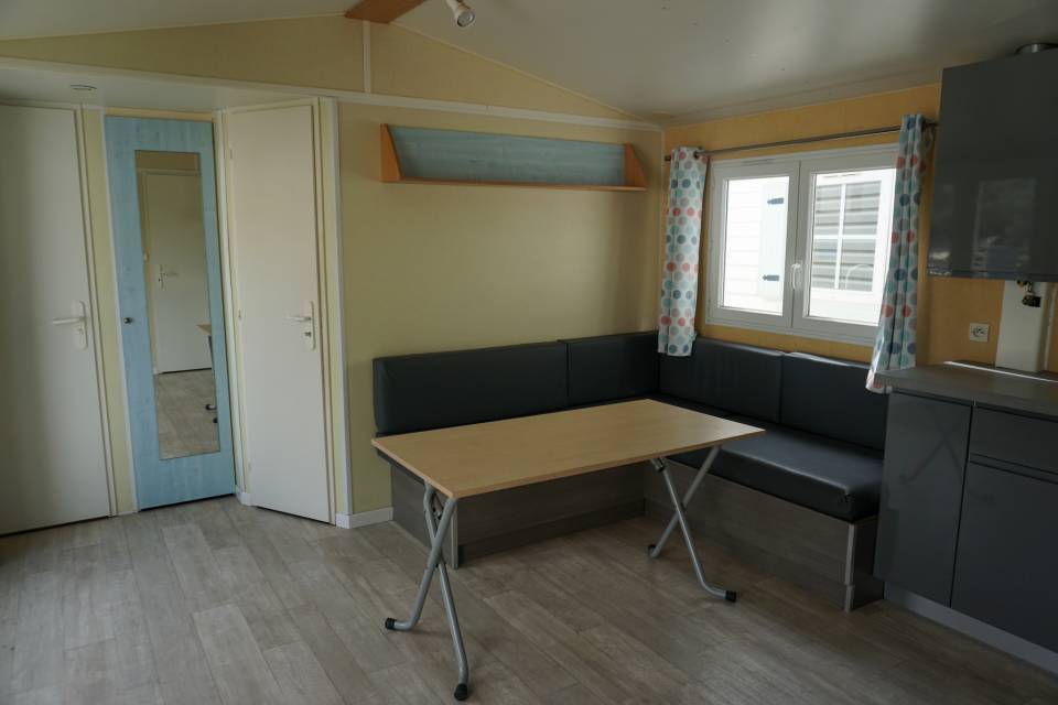 pièce à vivre du mobil home occasion 2 chambres LOUISIANE Flores 2003