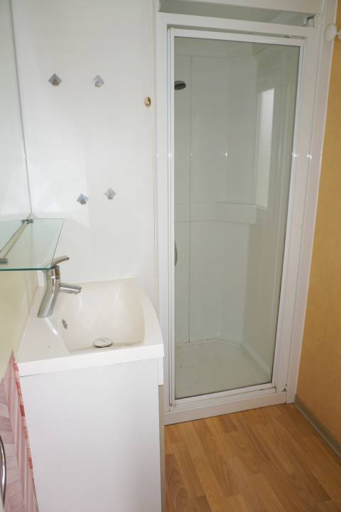salle d'eau du mobil home occasion 2 chambres LOUISIANE Flores 2003