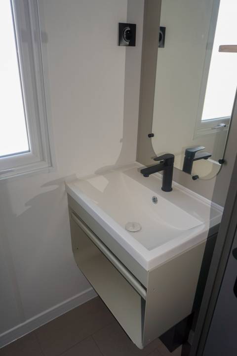 Salle de bain du mobil home neuf IRM Agora 3 2024
